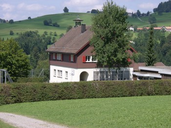 Die Primarschule und der Kindergarten vom Dorf M�selbach /Schweiz.